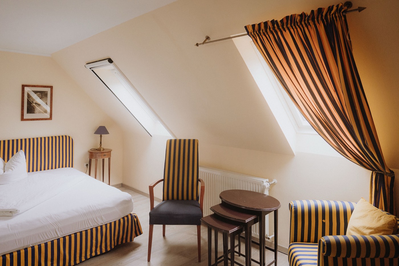 Doppelbett-Zimmer mit Sofa in der Pension am Museum